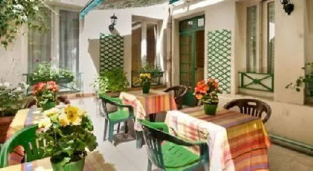 Almarine Eiffel By Malone パリ